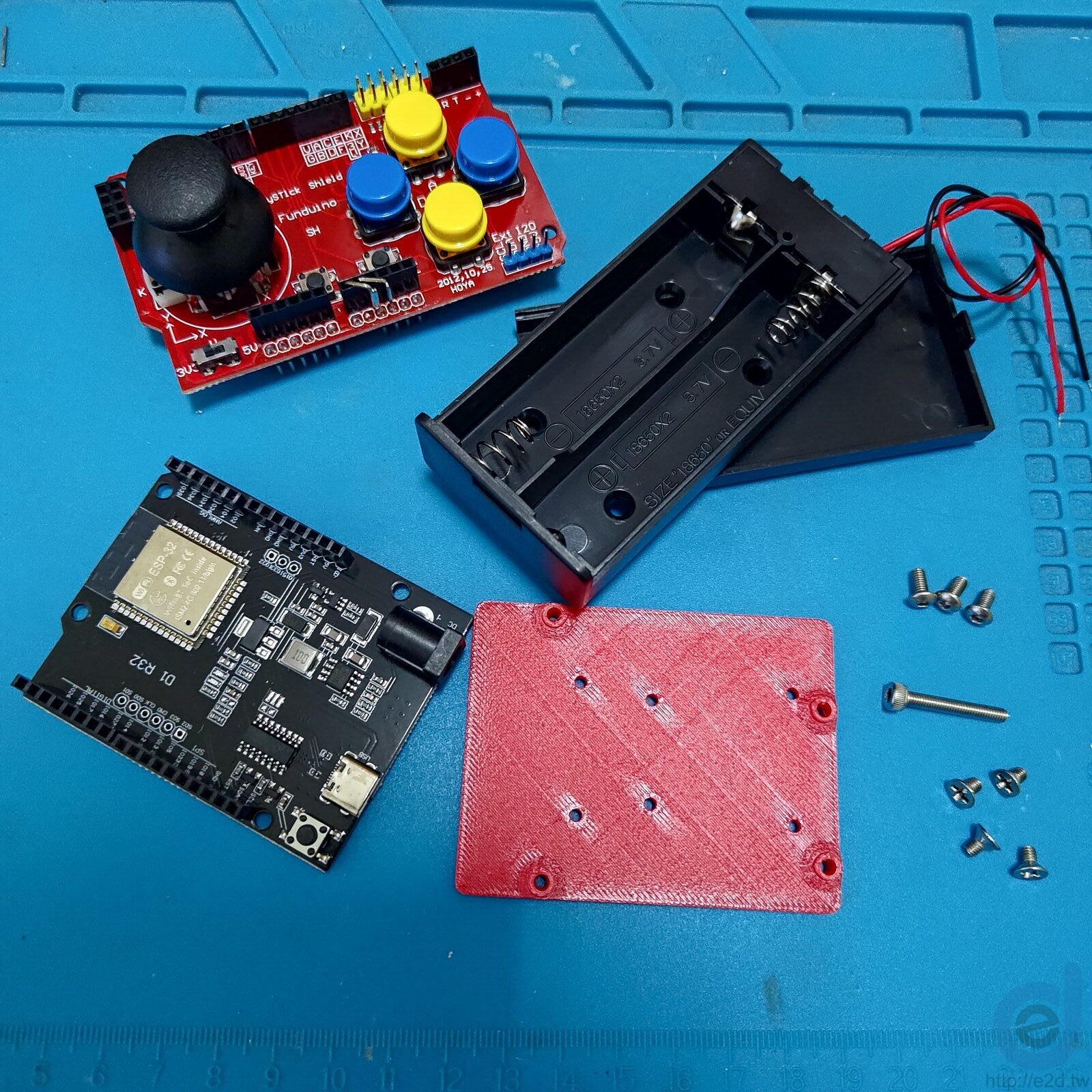 四大元件平铺:搖桿擴展板、ESP32 D1 R32、18650 電池盒、3D 列印固定座